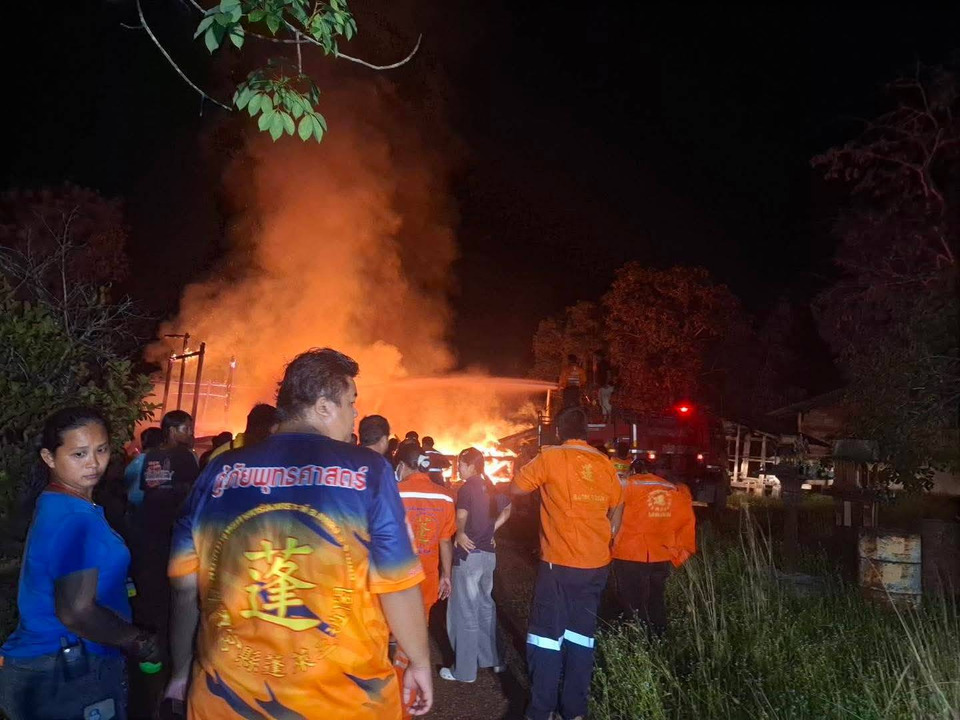 ระทึกกลางดึก! ไฟไหม้บ้านไม้วอดทั้งหลัง คุณตาวัย 80 หนีตายออกมาได้ทัน 