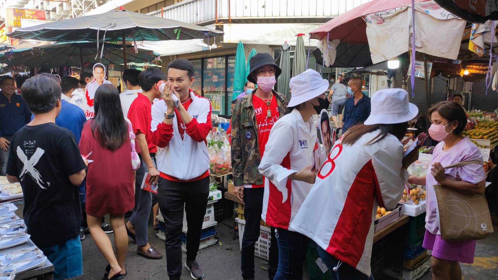 ฟิตจัด!!"ศุภชัย นพขำ"ผู้สมัคร ส.ส.เขต 2 เพื่อไทยเบอร์ 8 ลงพื้นที่พบปชช.ที่ตลาดสดเทศบาลปทุมธานีตั้งแต่เช้าตรู่
