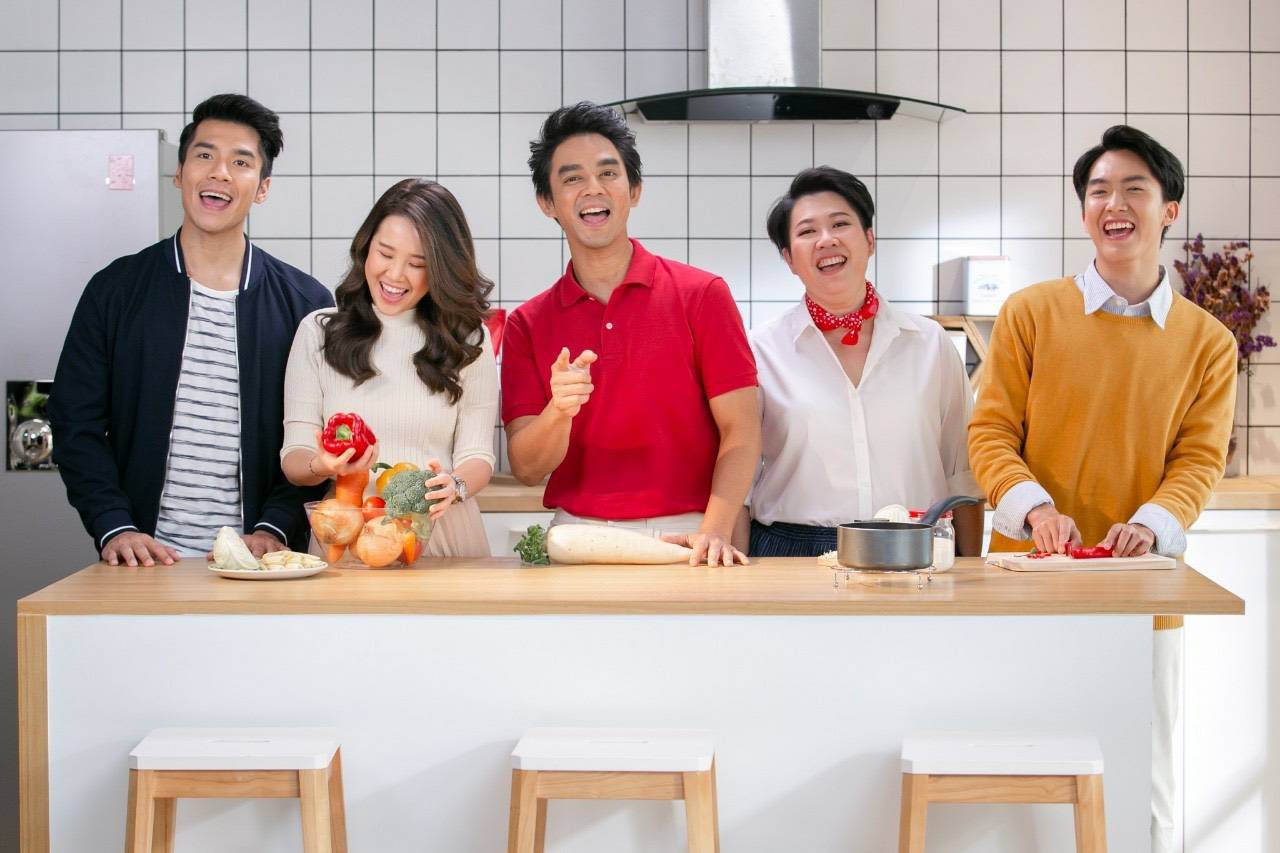 "มอส" ชวนเพื่อนกินข้าว เติมความห่วงใยผ่านเอ็มวี เวอร์ชั่นใหม่ "เพราะเธอแสนดี"