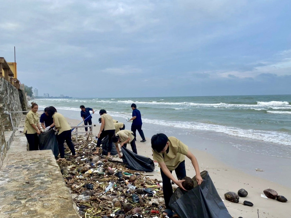 หัวหินร่วมใจ! พนักงานบ้านทะเลดาว-นักท่องเที่ยวลุยเก็บขยะชายหาด หลังมรสุมพัดทะลัก 