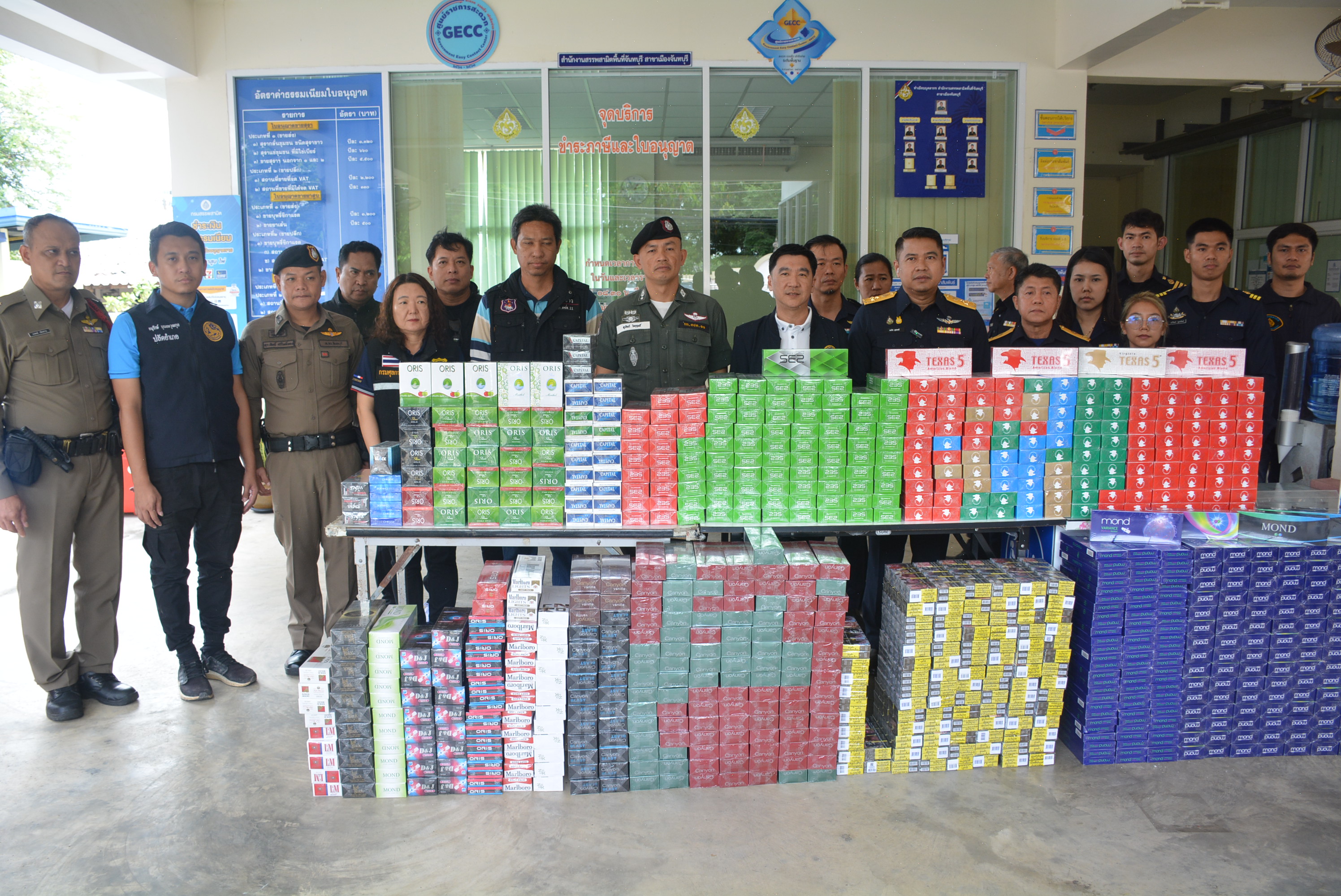 สรรพสามิตจันทบุรี ร่วม ตำรวจ ตชด.11 ฝ่ายปกครอง สกัดจับ บรรทุก 6 ล้อ 2 คัน ลอบขนบุหรี่หนีภาษีกว่า 9,600 ซอง