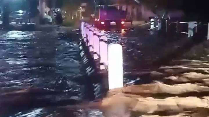 อุทัยธานีระทึก! น้ำป่าทะลักท่วมคอสะพานสะนำคาเฟ่ จุดชมวิวหลังฝนถล่มหนัก “จนท.-นทท.-ปชช.”เฝ้าระวัง