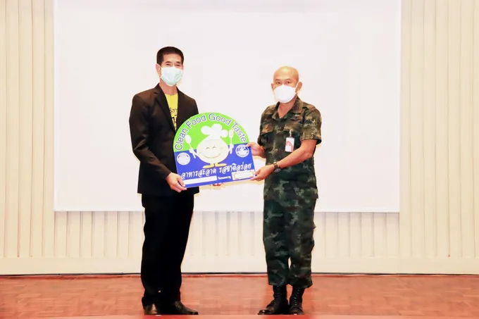 ทม.หัวหิน มอบป้าย “Clean Food Good Taste” ให้โรงเรียนนายสิบทหารบก