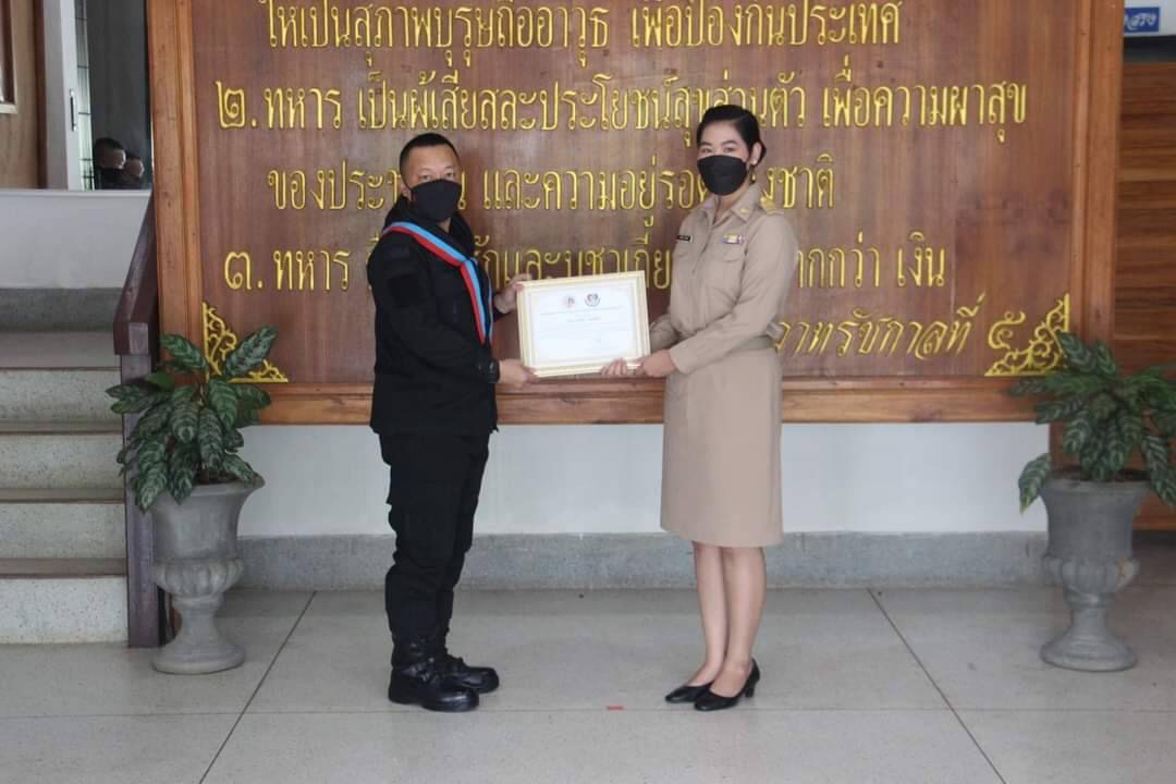ทหารมอบใบประกาศนียบัตรชื่นชมนักสื่อสาร