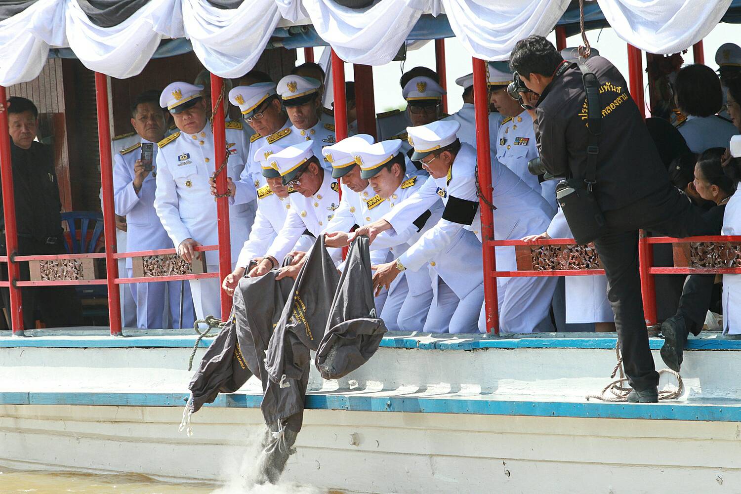 ผู้ว่าฯ ปทุมธานี อัญเชิญเถ้าดอกไม้จันทน์นำไปลอยกลางแม่น้ำเจ้าพระยา