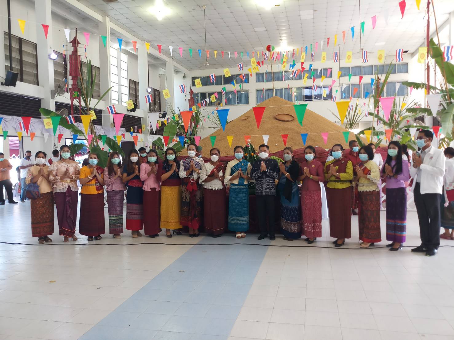 ชาวอำเภอศีขรภูมิจัดงานบุญกุ้มข้าวใหญ่  เป็นสิริมงคลแก่ข้าวเปลือกและแม่โพสพ