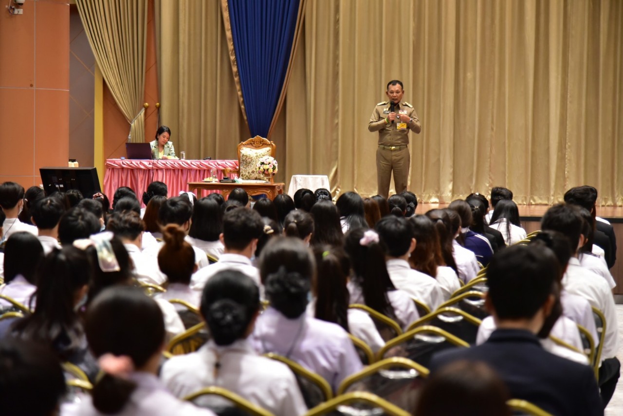 องคมนตรี ตรวจเยี่ยมมหาวิทยาลัยราชภัฎนครปฐม เพื่อติดตามผลการดำเนินงานตามยุทธศาสตร์มหาวิทยาลัยราชภัฏเพื่อการพัฒนาท้องถิ่น 