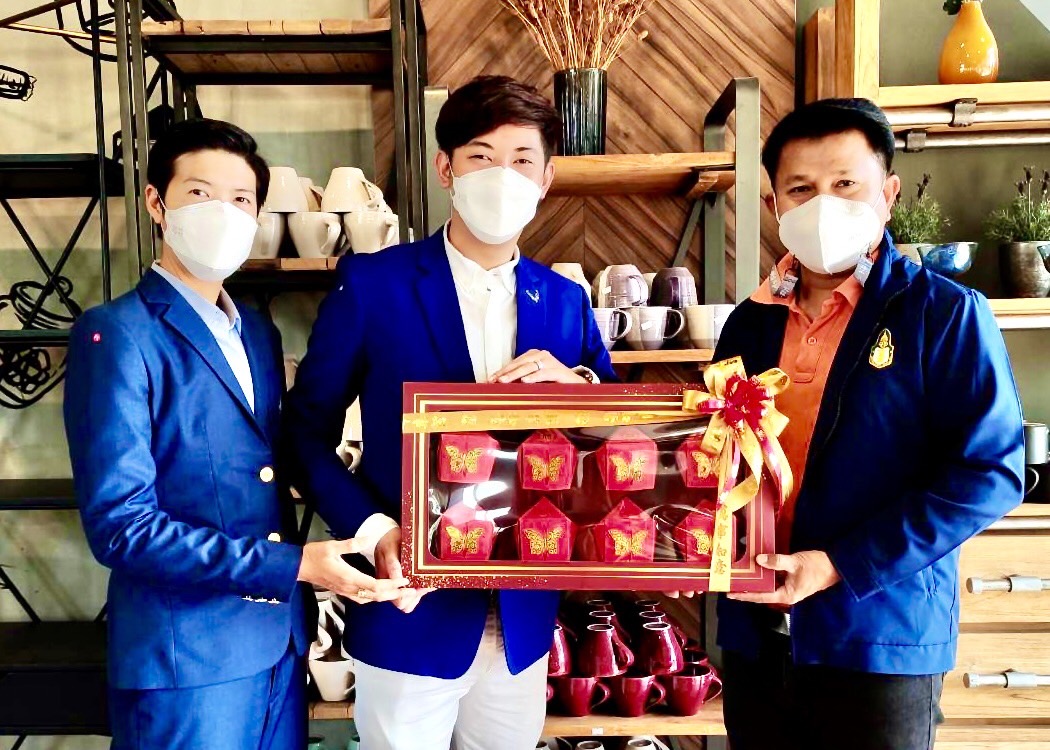 "ปธ.กก.เลิฟปริ้นเซสเฮ้าส์ ลักชัวรี" นำนักปั่นทีมชาติไทย เข้าอวยพรปีใหม่ (จีน) เลขาฯ ปธ.สตง. และอุปนายกสมาคมฯสื่อ