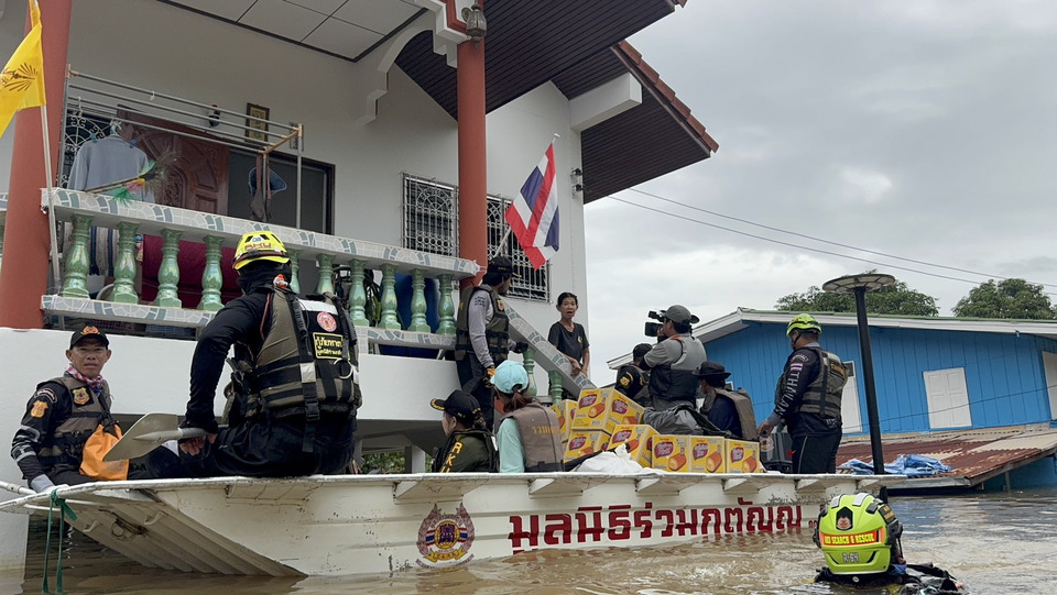 “ดร.รัตนา–บิณฑ์–ท็อป” นำทีมร่วมกตัญญูลงสิงห์บุรี ช่วยผู้ประสบภัยน้ำท่วม 250 ครัวเรือน พร้อมดูแลหมา–แมวติดน้ำ