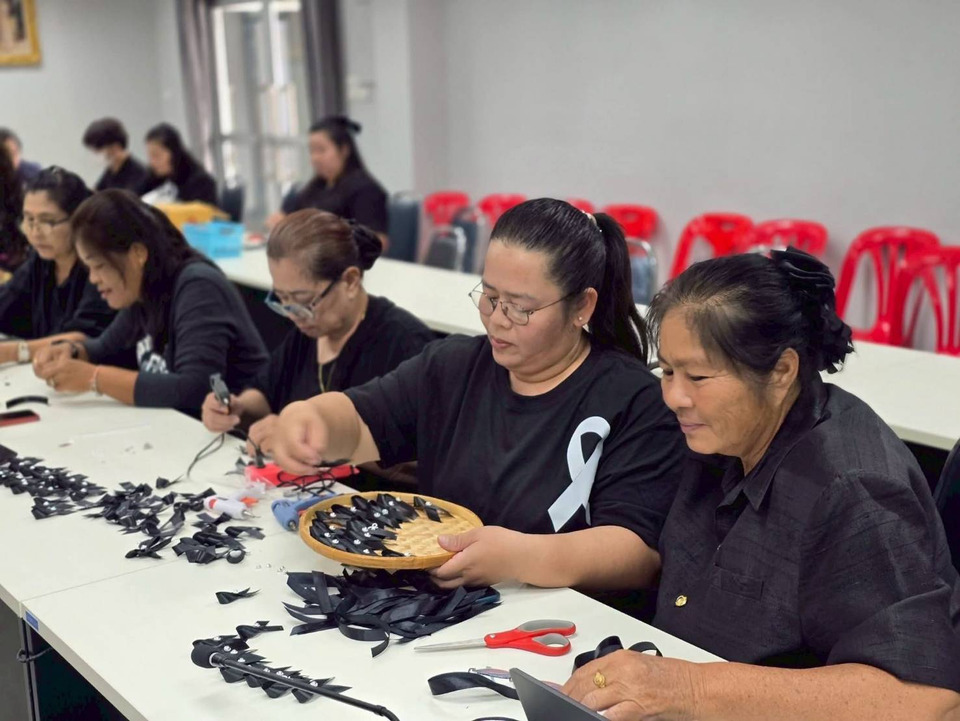 วิเศษชัยชาญ ผนึกภาคีเครือจัดทำริบบิ้นโบว์ 1,000 ชิ้น แจกประชาชน แสดงความภักดีถวายอาลัยสมเด็จพระพันปีหลวง 