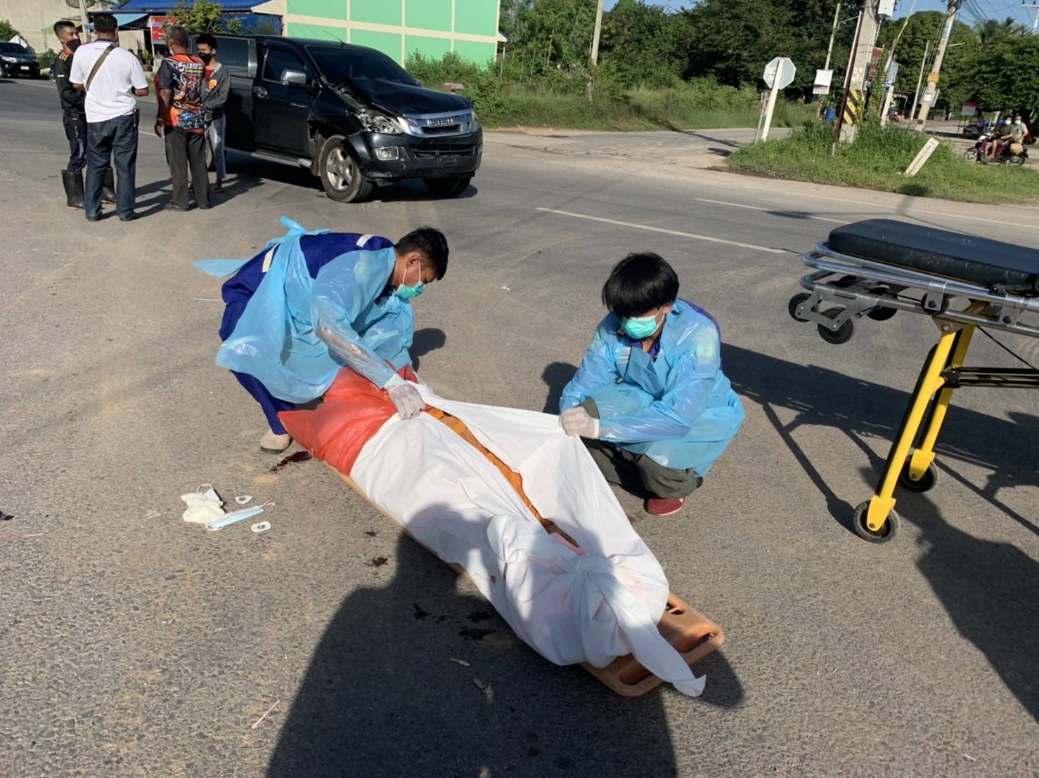 ชนสยอง! กระบะซิ่งเร็วสูงชน จยย.พระภิกษุสงฆ์ กลับจากบิณฑบาต มรณภาพ ส่วนลูกศิษย์อาการสาหัส
