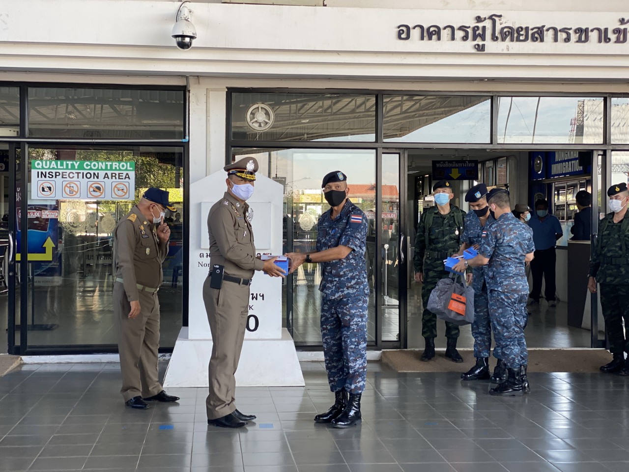 รองผู้บัญชาการทหารสูงสุด ตรวจเยี่ยมการปฏิบัติงานตามมาตรการคัดกรองโรคโควิด-19 ที่ด่านพรมแดนสะพานมิตรภาพไทย-ลาว จ.หนองคาย 