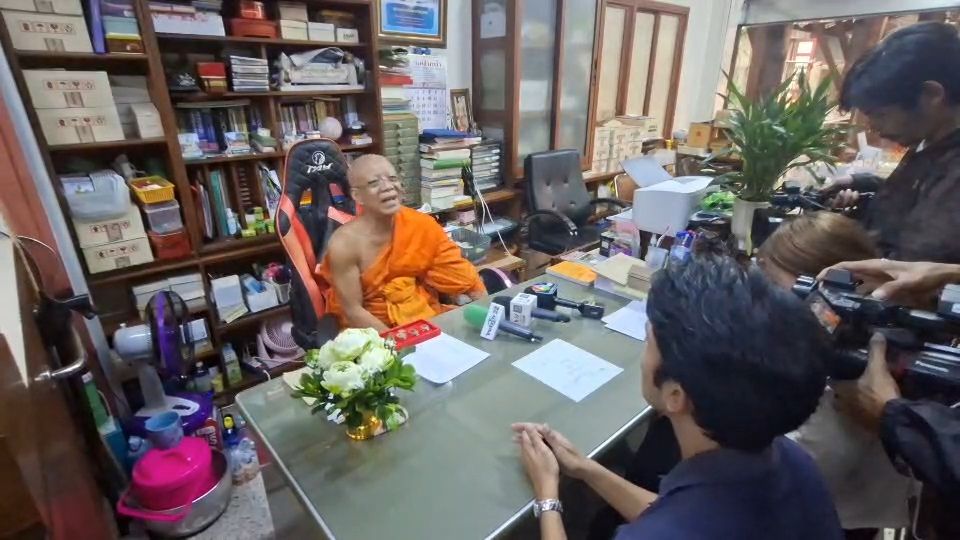 ไร้เงาพระวัดดัง ผู้ช่วยเจ้าอาวาสเปรียญธรรม 9 ย่านฝั่งธน พบหลักฐานมั่วสีกากอล์ฟ ขั้นอาบัติปาราชิก