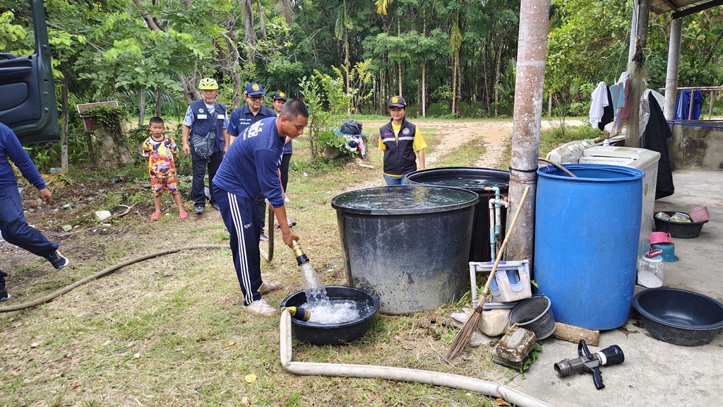 ฐานทัพเรือพังงา นำรถบรรทุกน้ำแจกจ่ายช่วยชาวบ้านช่วงหน้าแล้ง
