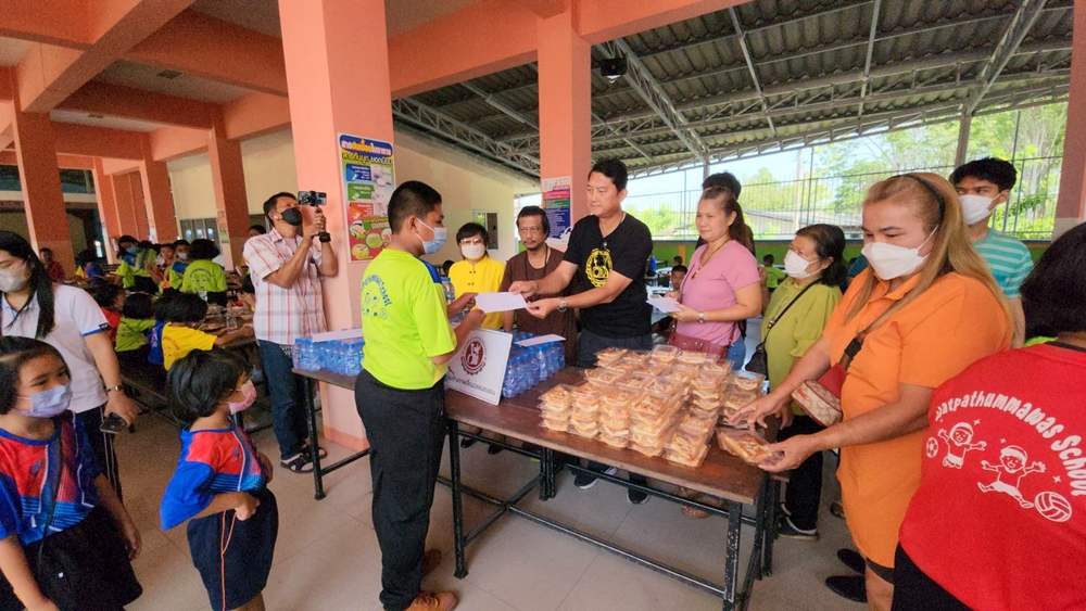 "หมอดูเทวดา" ร่วมชมรมช่างภาพสื่อมวลชนระยอง มอบทุนการศึกษาเด็กเรียนดีแต่ยากจนพื้นที่บ้านค่าย