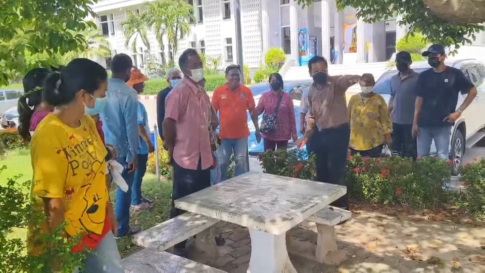 ชาวสุรินทร์รวมตัวค้านประกันตัวเจ้าของเต้นท์รถ หลังขายแล้วไม่ได้เงินแม้แต่บาทเดียว ชี้เป็นภัยต่อสังคม