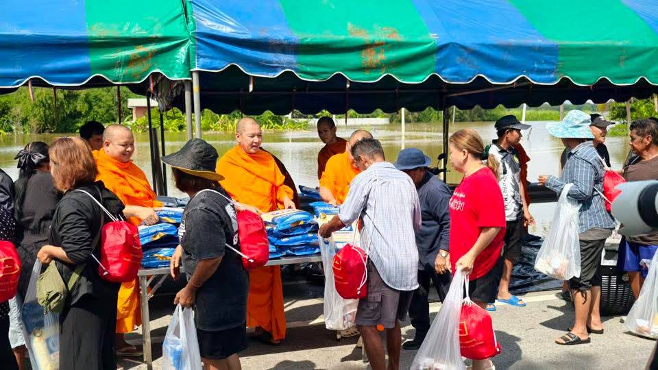 วัดพระธรรมกาย–มูลนิธิธรรมกายมอบถุงยังชีพ 500 ชุด บรรเทาทุกข์ชาวอุทัยธานี
