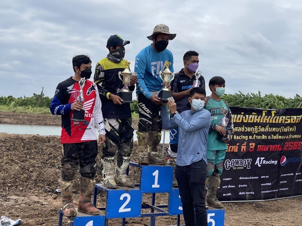 นายอำเภอโพธิ์ทอง มอบถ้วยรางวัลแข่งมอเตอร์ครอสสายบุญ นำรายได้สมทบทุนซ่อมแซมกุฏิวัดลั่นทม หลังถูกไฟไหม้