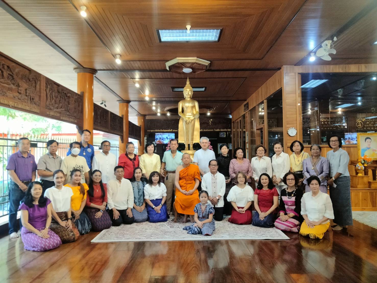 ที่ปรึกษาด้านกฏหมายชมรมช่างภาพสื่อมวลชนระยอง ร่วมใส่บาตรวันเสาร์ ตามโครงการ”สวมใส่ผ้าไทยใส่บาตรวันเสาร์”
