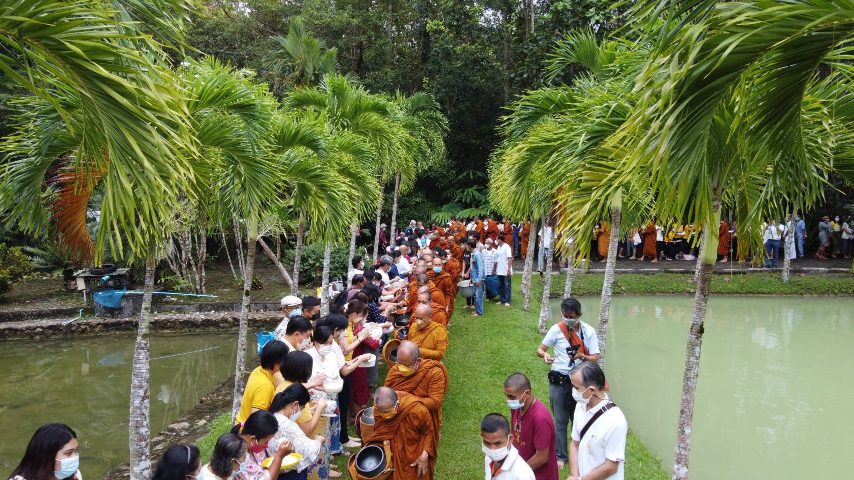 ชาวพังงาร่วมใจทอดกฐินระดมเงินซื้อรถพยาบาล  อุปกรณ์ทางการแพทย์ พร้อมมีโรงทานฉีดวัคซีนฟรี