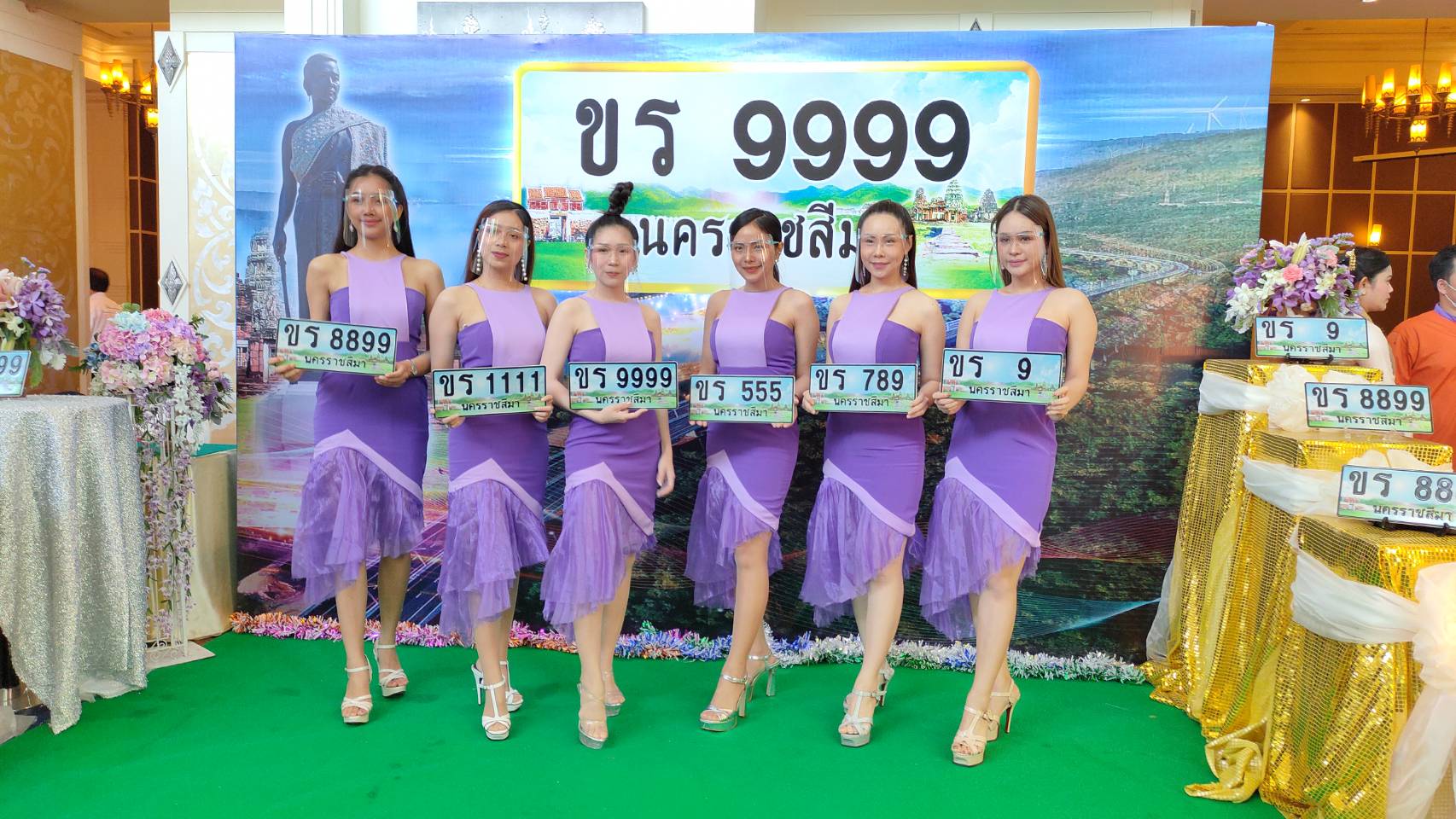 แห่ประมูลแผ่นป้ายทะเบียนสวย ขร คึกคัก ขนส่งโคราชจัดมาตรการป้องโควิด-19 เคร่งครัด
