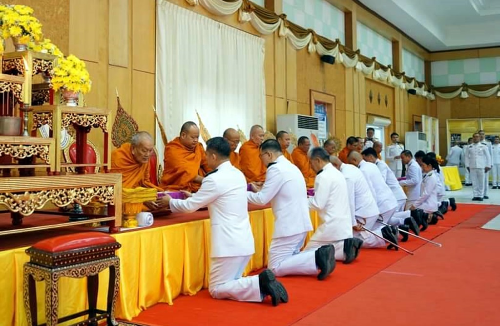 ยโสธรจัดพิธีเจริญพระพุทธมนต์และทำบุญตักบาตรถวายพระราชกุศลเนื่องในวันชาติ และวันพ่อแห่งชาติ