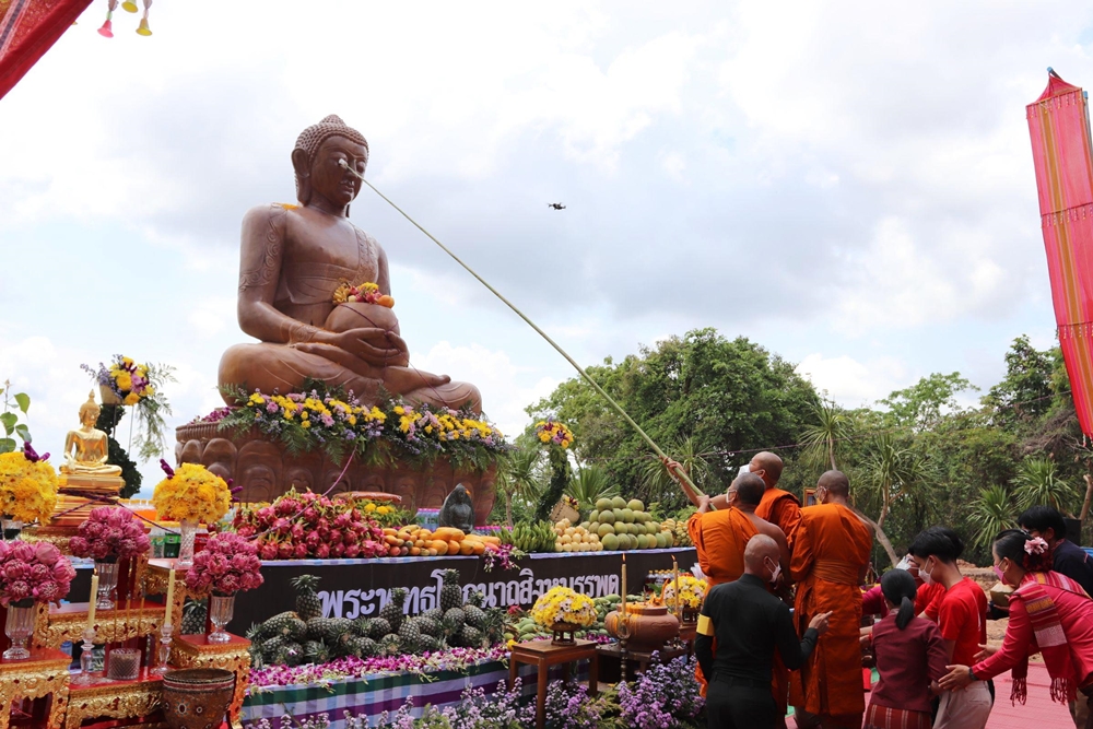 อัญเชิญ "พระพุทธโลกนาถสิงหบรรพต" หนัก 17 ตัน ประดิษฐานบนยอดเขาภูสิงห์