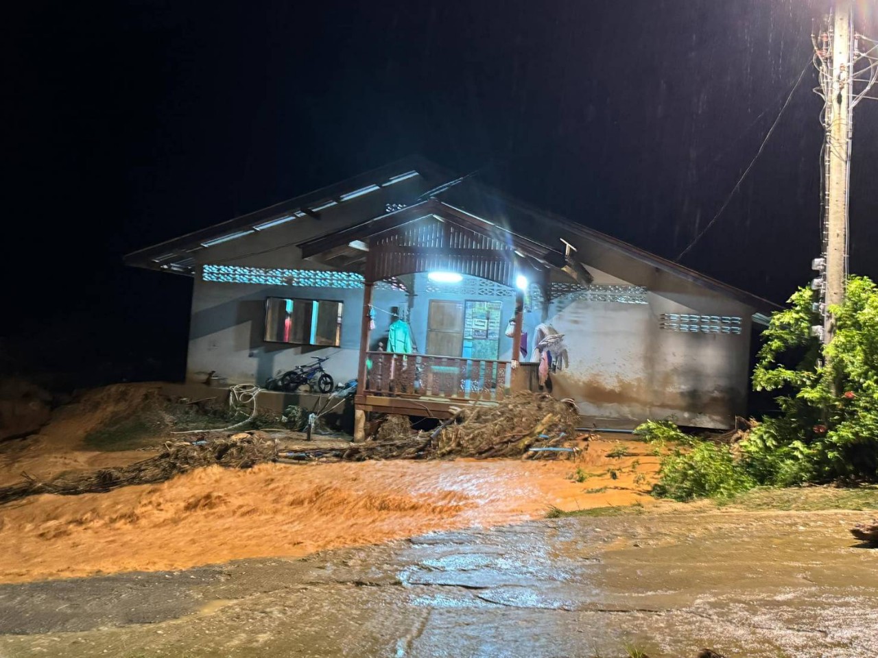 ยะลาฝนถล่มหนัก ดินสไลด์ ต้นไม้ใหญ่หักโค่นขวางถนน น้ำป่าหลาก ซัดลุงวัย 66 เสียชีวิต