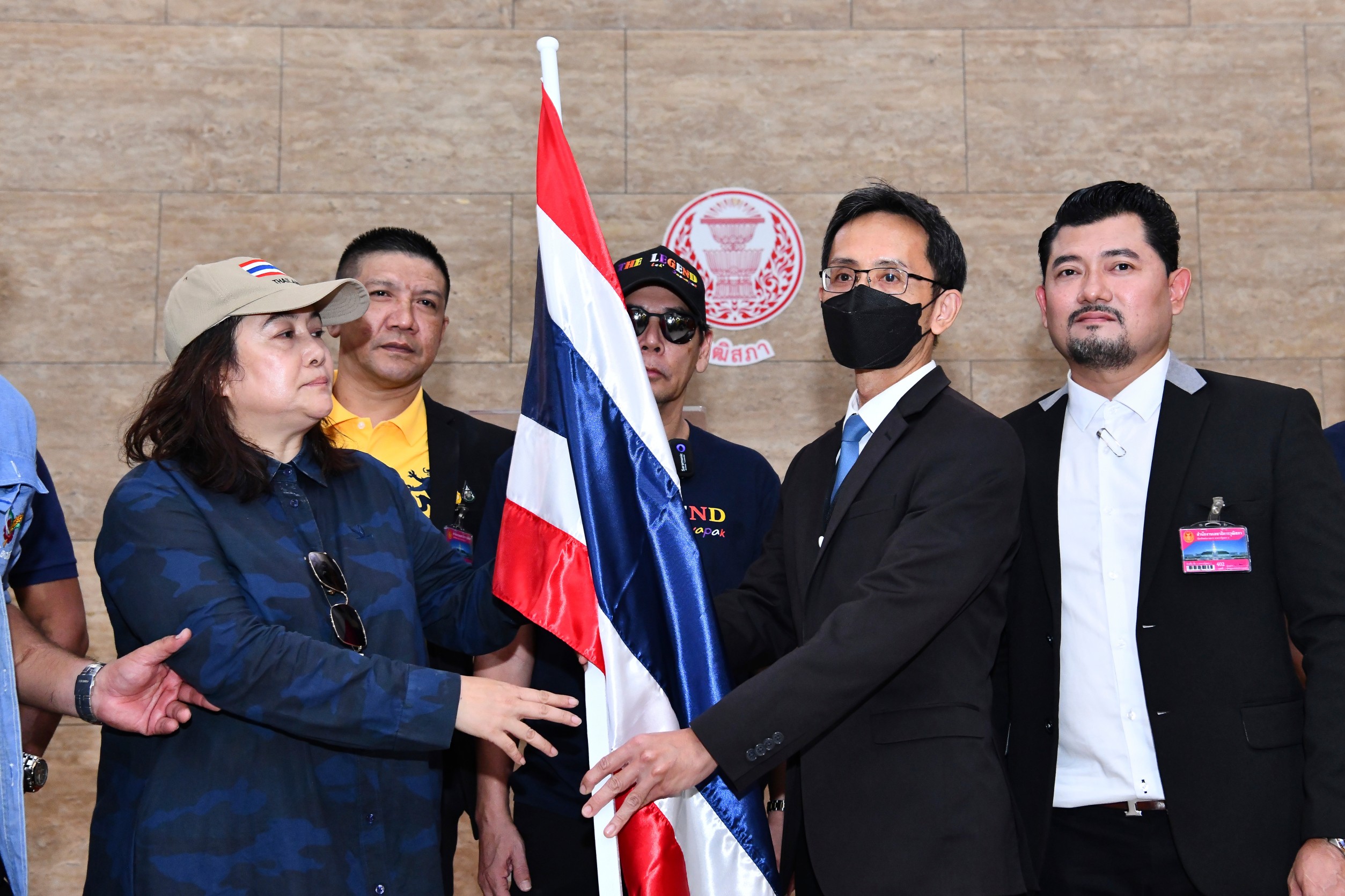 “กลุ่มอาชีวะราชภักดี” บุกสภาฯให้กำลังใจส.ว.ไม่เอาพรรคแก้ม.112 ขู่ลั่นหาก “พิธา”ไม่ได้เป็นนายกฯนำมวลชนมาเจอกัน ยันไม่เกี่ยวกลุ่ม 28 ล้าน 