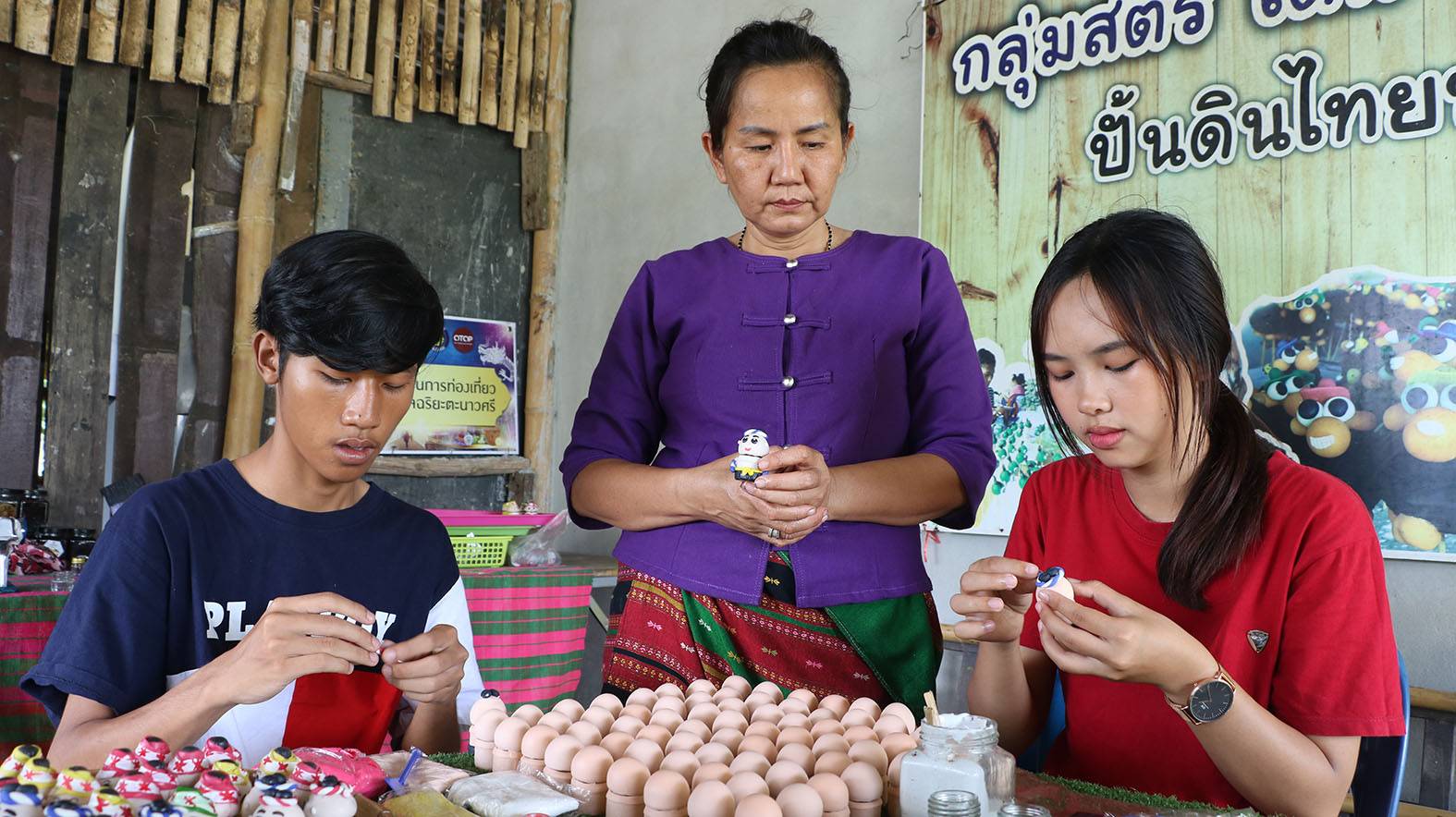สุดน่ารัก ใช้ดินไทยประดิษฐ์มาปั้นเป็นตุ๊กตานักมวยบนขวดยาหม่อง 