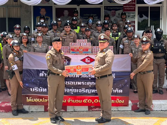 รองผู้การฯสุพรรณบุรี มอบปลากระป๋อง 4,320 กระป๋อง ช่วยตำรวจ-ครอบครัว ลดค่าครองชีพ สภ.เมืองฯ