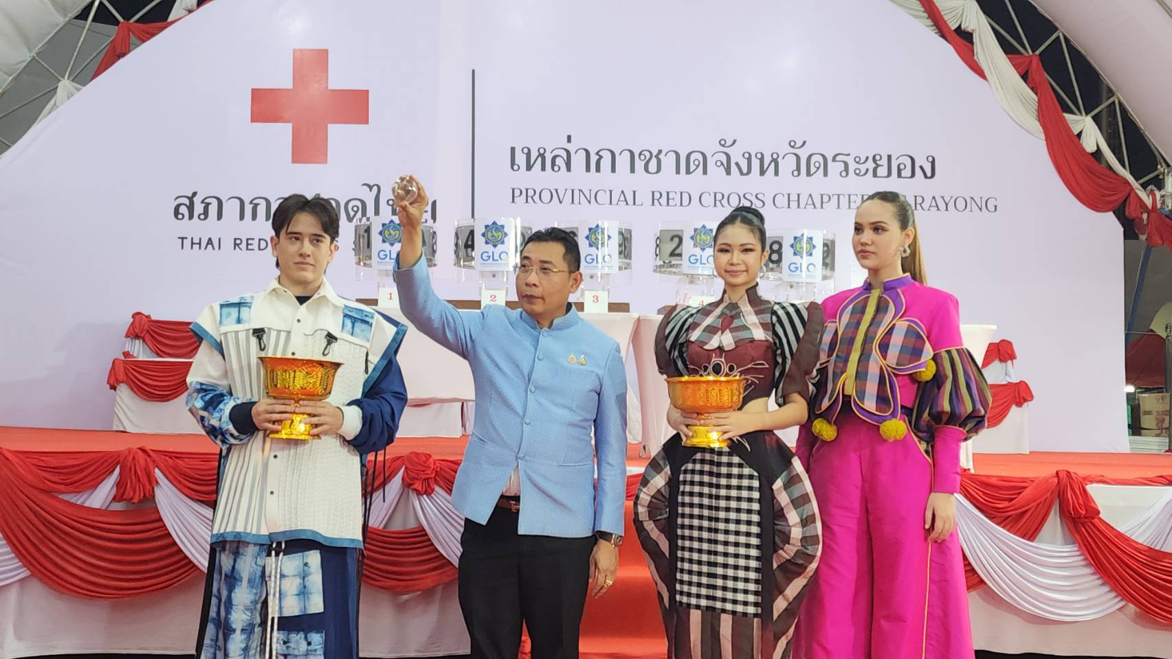 เหล่ากาชาดจังหวัดระยองออกรางวัลสลากกาชาดการกุศลงานวันสมเด็จพระเจ้าตากสินมหาราช 