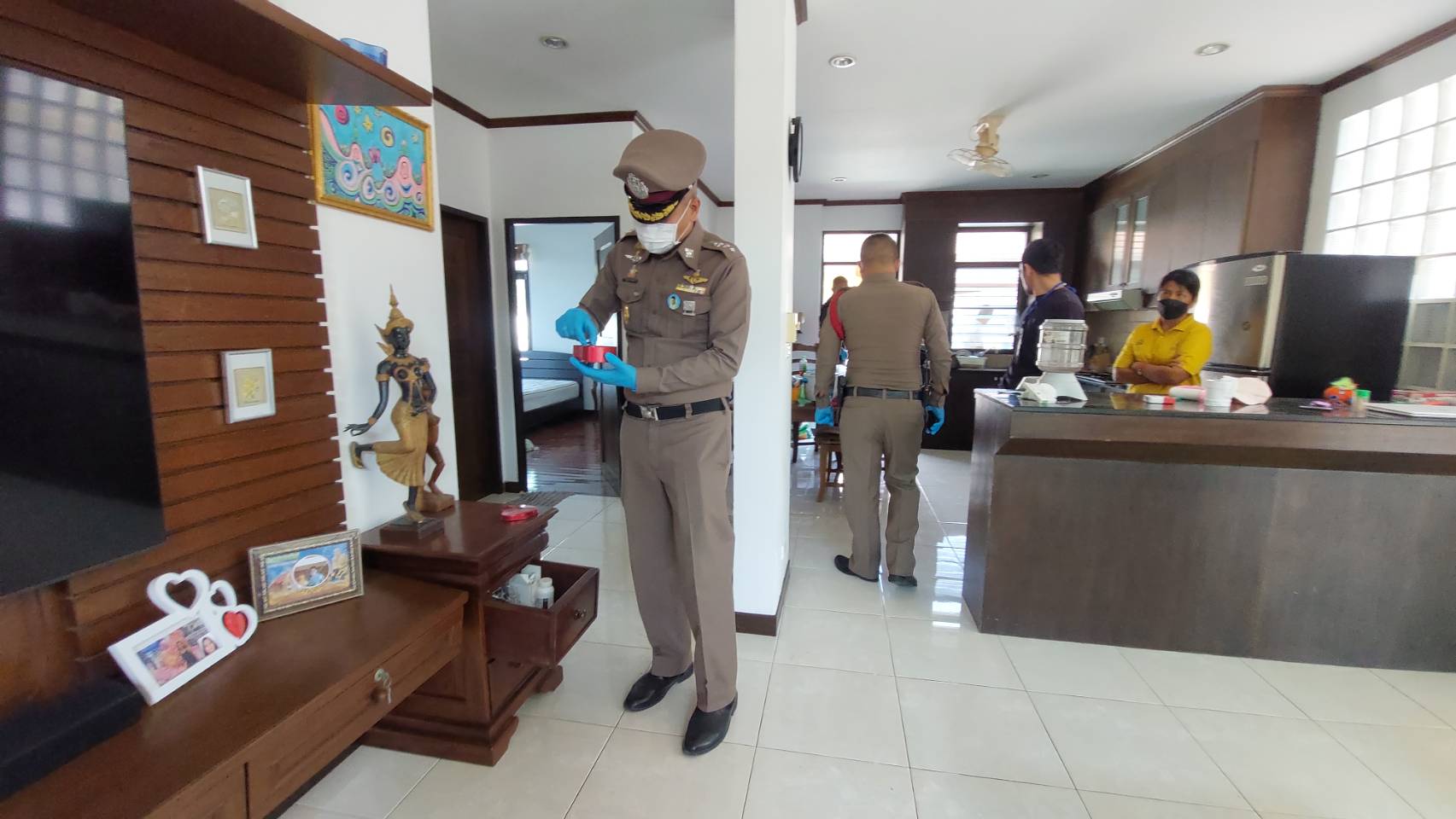 ฝรั่งถูกปาดคอเสียชีวิตคาเตียงนอนสอบเข้มแฟนสาว หลังชาวบ้านเผยทะเลาะเบาะแว้งกันบ่อยครั้ง 
