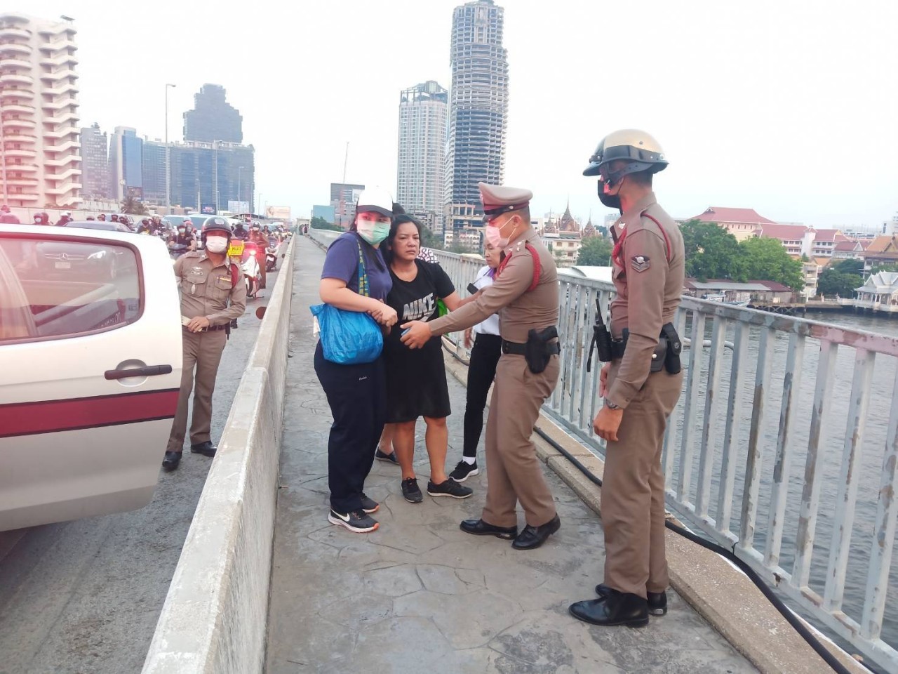 สาวนิรนามพยายามกระโดดสะพานตากสินก่อนใช้สายฉีดชำระห้องน้ำ สน.ปากคลองสาน รัดคอตัวเองซ้ำ