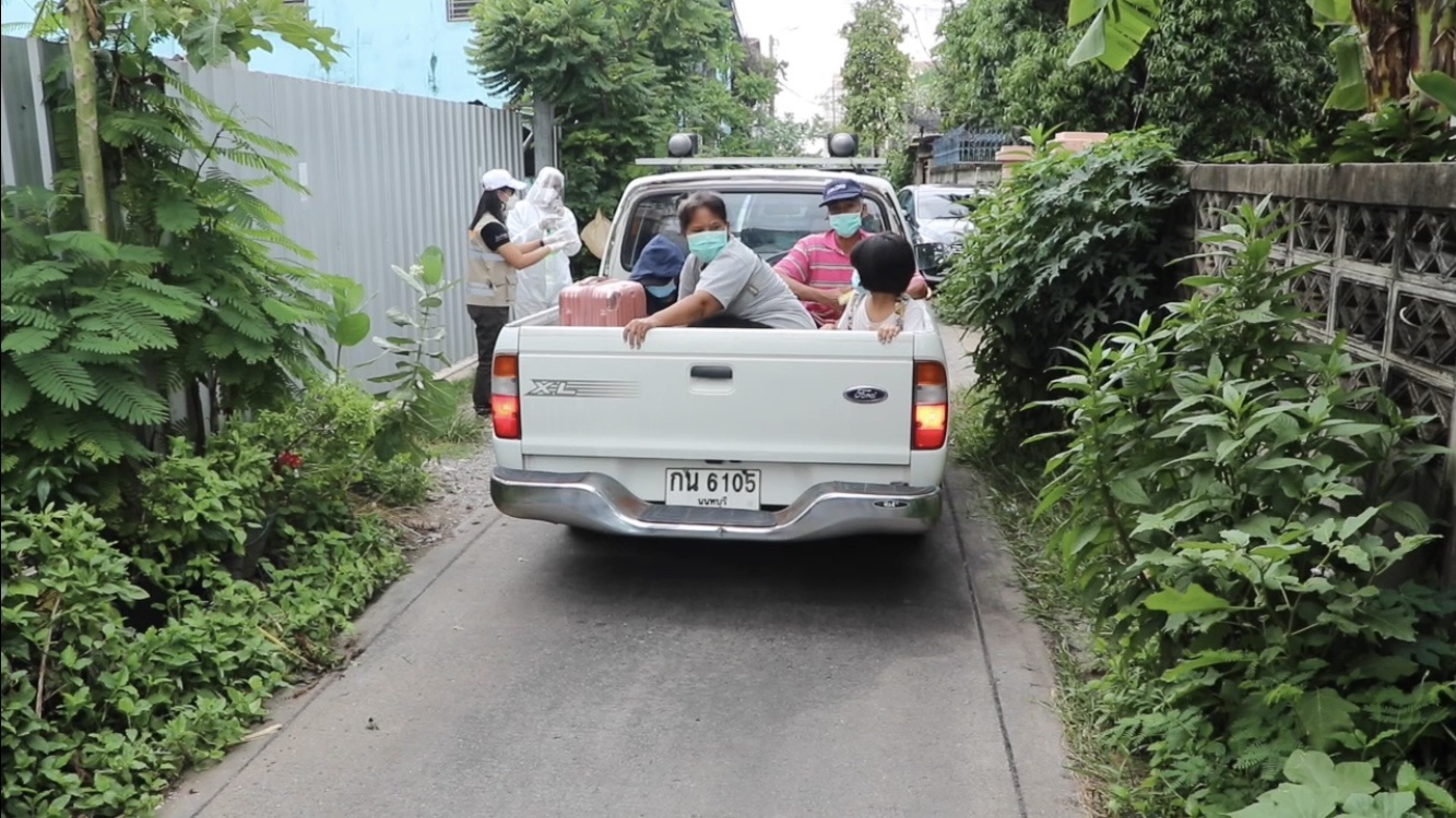 รองปลัดเทศบาลนครปากเกร็ด-ทหาร  เข้าช่วยเหลือน้องบาสเด็ก 7 ขวบรอดโควิด