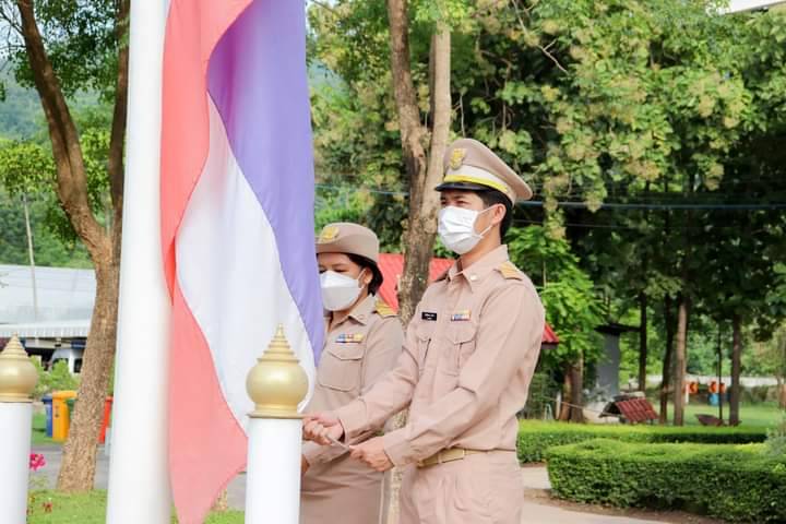 ทางหลวงวังทองเชิญธง-ร้องเพลงชาติไทยพร้อมเพรียง เนื่องในวันพระราชทานธงชาติไทย
