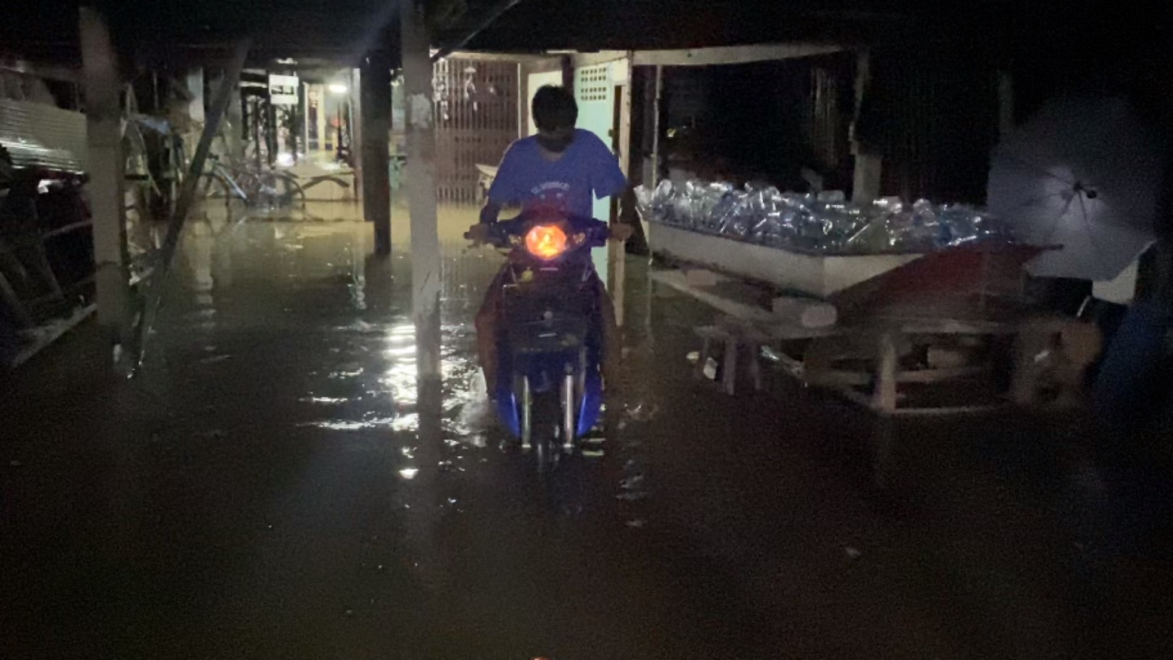 อ่วม!! ชุมชนเกาะเกร็ดน้ำขังสูงกว่า 30ซม.หลังฝนตกนาน 7 ชม.