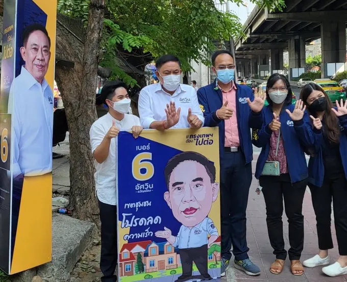 “อัศวิน”ฟังเสียงประชาชน  ส่งทีมติดป้ายหาเสียงแบบใหม่ 