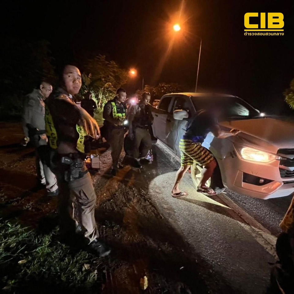 หมดกันค่ายมวย! CIB รวบ ‘หัวหน้าค่ายมวยดัง’ ซิ่งกระบะซุก 10 ต่างด้าวหนีตำรวจ ล้อมป่าล่า 3 ชม. อ้างหาเงินหมุนค่าย