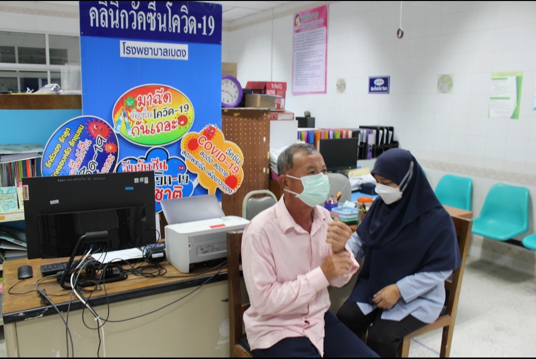 กลุ่มผู้สูงอายุ กลุ่ม 608 ประชาชน อำเภอเบตง ทยอยเข้ารับวัคซีนเข็มกระตุ้นที่3 และ 4 