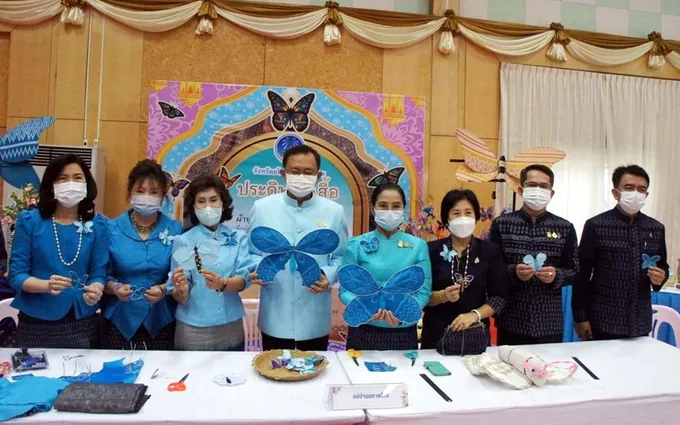 พ่อเมืองยโสธร นำภาครัฐ-เอกชน ประดิษฐ์ผีเสื้อจากผ้าอัตลักษณ์จังหวัด ประดับในนิทรรศการเฉลิมพระเกียรติฯ