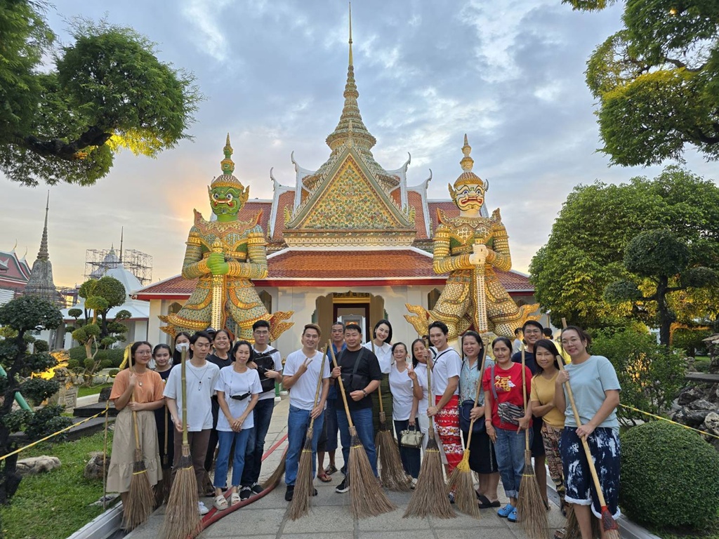 “ษา-อาท-เต้” ดาราจิตอาสา ร่วมกิจกรรม “ล้างพระปรางค์ส่งท้ายปี” ณ วัดอรุณราชวราราม