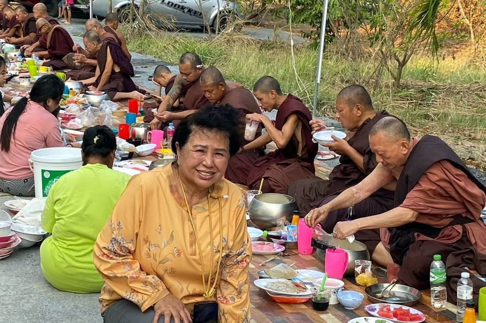 "จ๊ะทิงจา" พาทีมงานทำบุญใหญ่ ถวายภัตตาหารพระธุดงค์ วัดถ้ำกระบอก