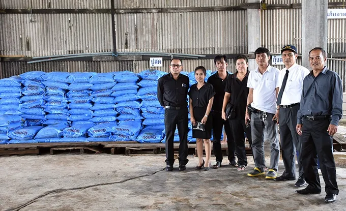 ระนอง มอบปุ๋ยอินทรีย์กลุ่มเกษตรกรทำสวนเกาะช้าง 600 กระสอบ ลดต้นทุนสมาชิกผลิตเม็ดมะม่วงหิมพานต์