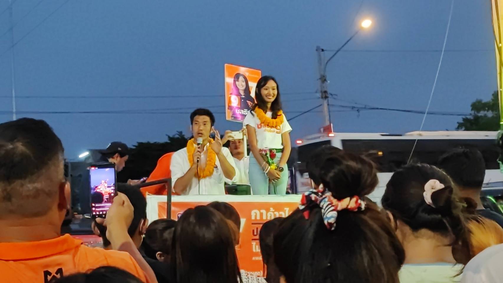 "ธนาธร"ลงพื้นที่ช่วยผู้สมัครส.ส.หาเสียงชาวบ้านกว่า300 คนรอฟังนโยบาย