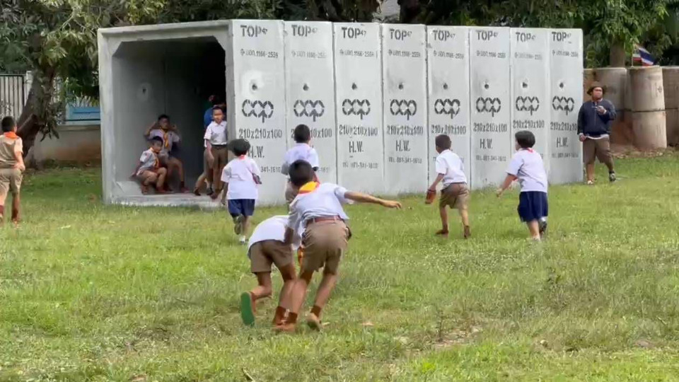 นักเรียนชายแดนศรีสะเกษ ขอ‘กัน จอมพลัง’ช่วยสร้างบังเกอร์ให้เสร็จ เพิ่มความอุ่นใจหากเกิดเหตุปะทะ 