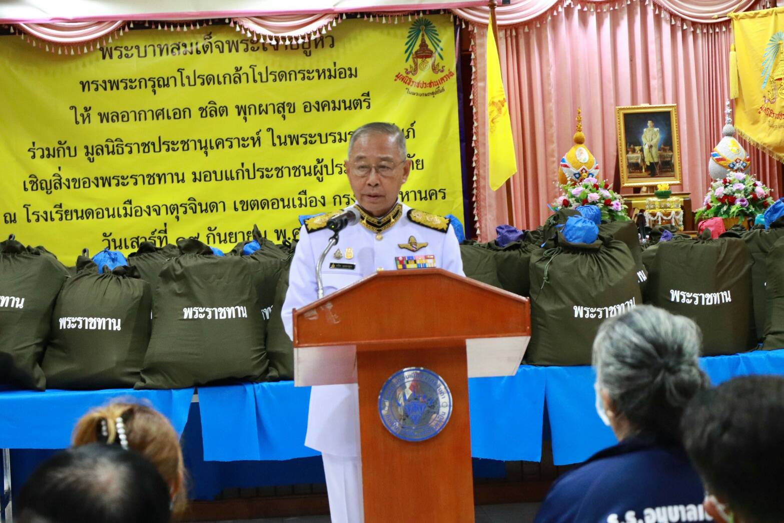 องคมนตรี เชิญถุงพระราชทาน เครื่องนอนเครื่องครัว ไปมอบแก่ผู้ประสบอัคคีภัย ในชุมชนตลาดใหม่ดอนเมือง 