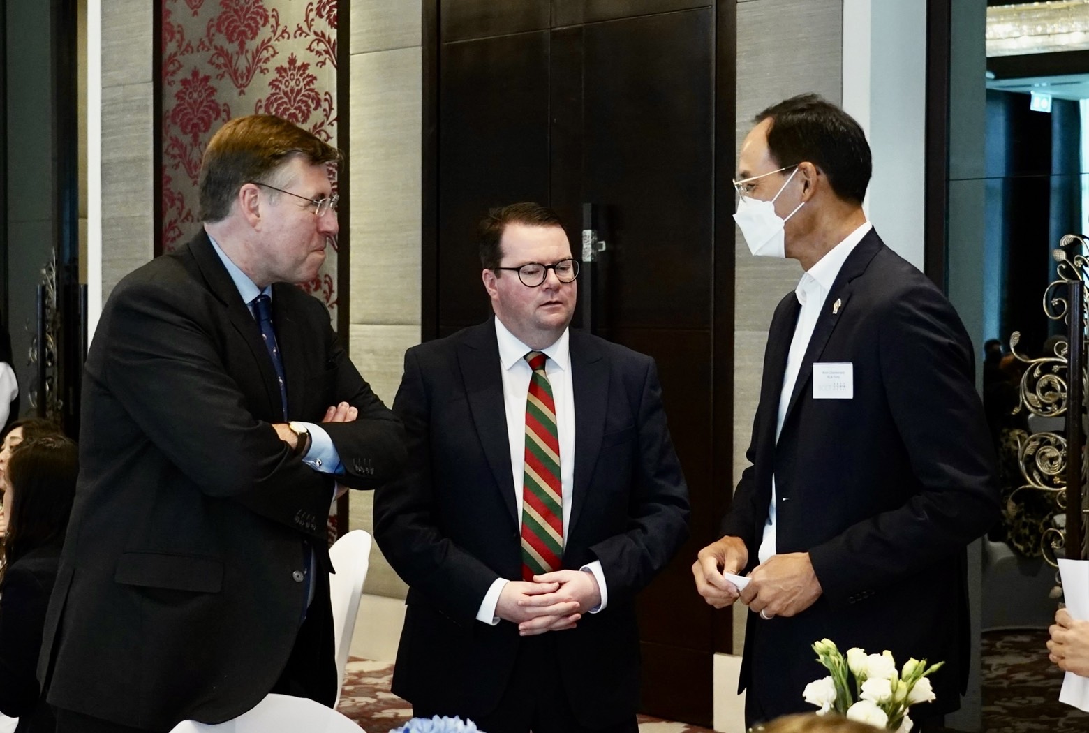 “กรณ์” เดินสายพบต่างชาติ หาทางออกเศรษฐกิจประเทศ