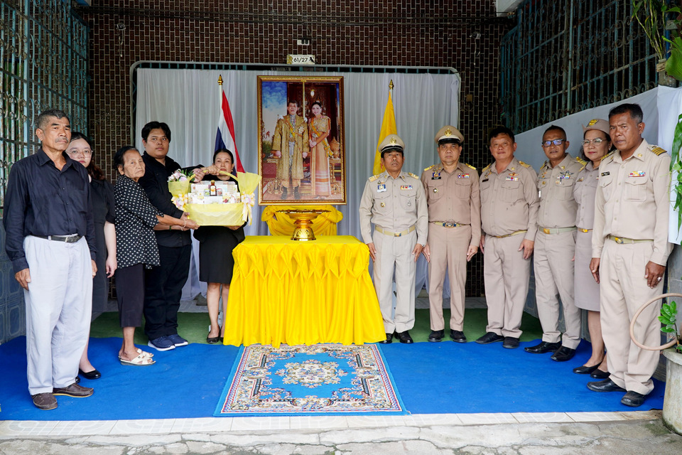 "ในหลวง" โปรดเกล้าฯ ให้รักษาการผู้ว่าฯจังหวัดยะลา เชิญตะกร้าสิ่งของพระราชทานไปมอบแก่ญาติผู้เสียชีวิตจากเหตุการณ์ยิงปะทะ