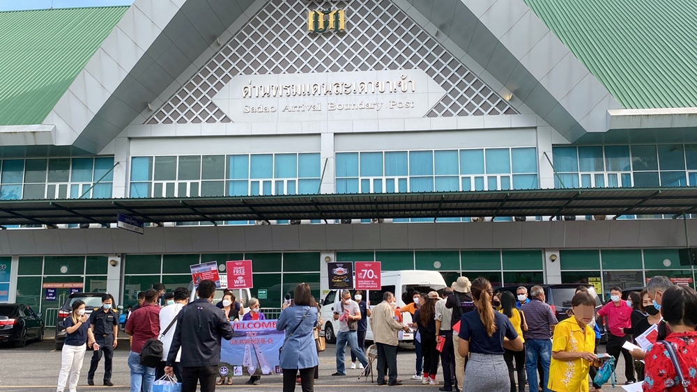 ด่านสะเดาคึกคัก!! นทท.ต่างชาติแห่เดินทางเข้ามาท่องเที่ยว หลังยกเลิกระบบ Thailand Pass วันแรก
